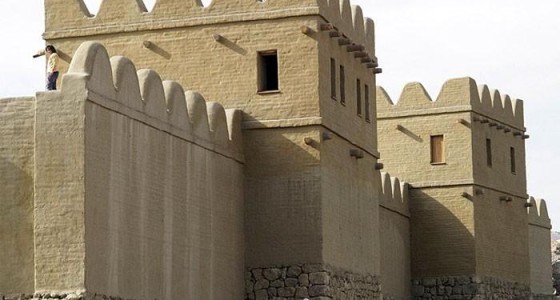 Hattusa: La capital fundada por la cultura Hatti en el año 2500 a.C., formando la base de la civilización hitita