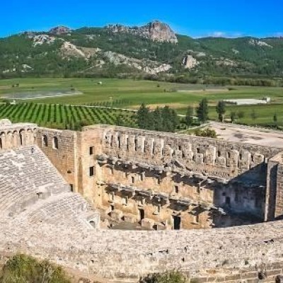 "Aspendos : Héritage du Monde Antique et Une Attraction Touristique Moderne"