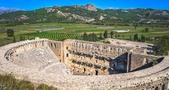 "Aspendos : Héritage du Monde Antique et Une Attraction Touristique Moderne"